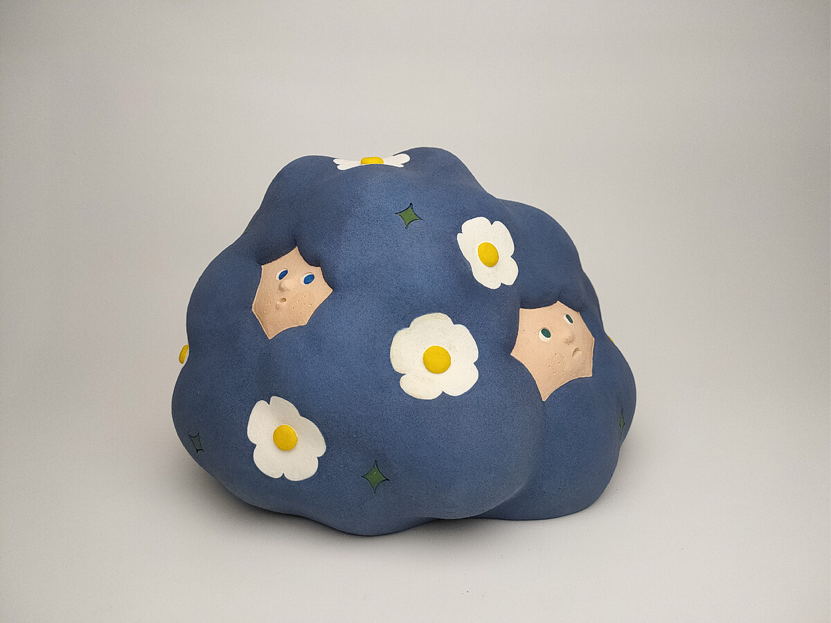 郭舒凡 _ Shu Fan KUO _ 1988 _ Taiwan 花開時 - 一簇花 Whe&hellip; of Flowers 33.5 x 32 x 21 cm 陶瓷 Ceramics 2025