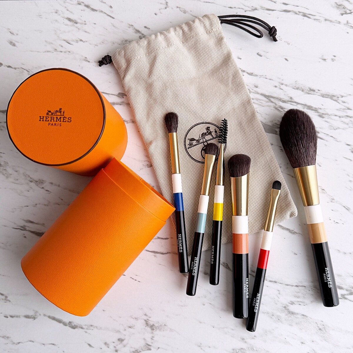 Hermès 愛馬仕Les Voyageurs限量版攜帶式化妝刷。