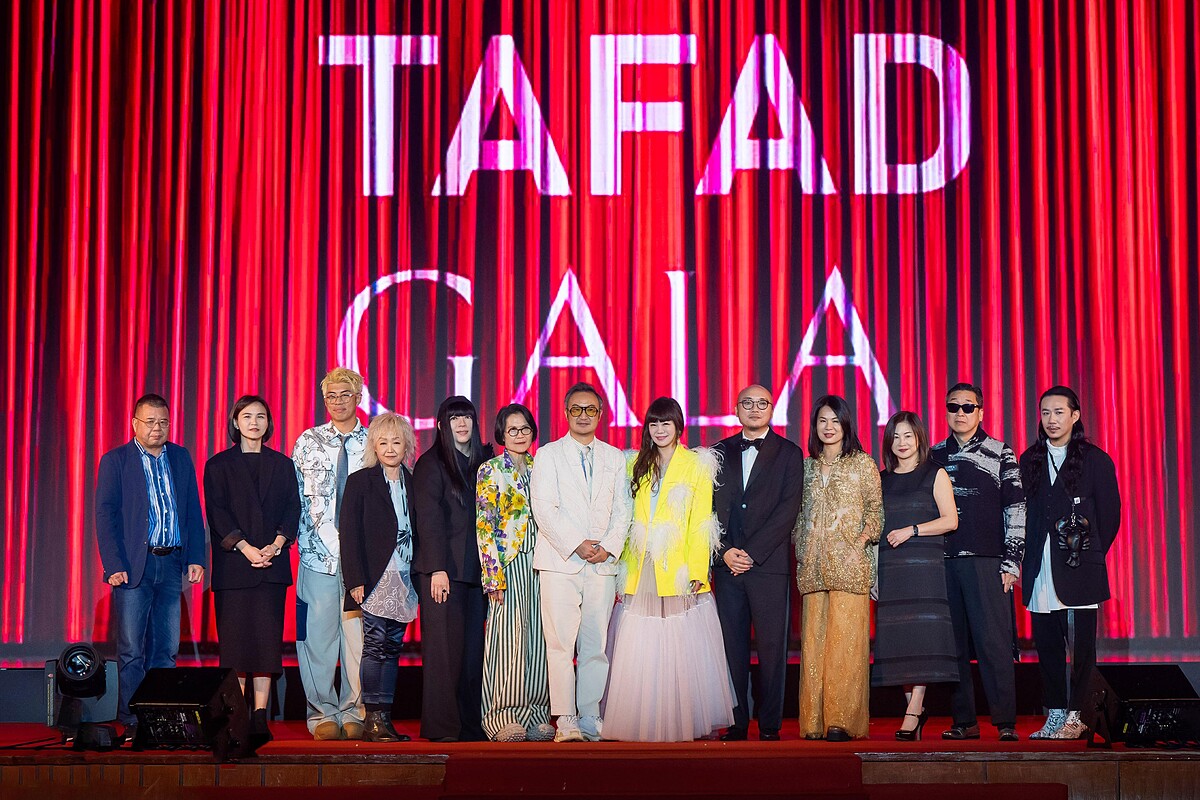 (圖說，左至右) TAFAD GALA 台灣服飾設計師協會理事成員合照：榮譽理事長林國基老師代表林國川、伊林娛樂創意活動事業部執行副總經理曹慧如、Daniel Wong、許艷玲、潘怡良、葉珈伶、康泰納仕樺舍集團董事總經理CM劉震紳、台灣服飾設計師協會執行長溫筱鴻、理事長竇騰璜、蔡麗玉、徐明美、陳俊良、周裕穎。