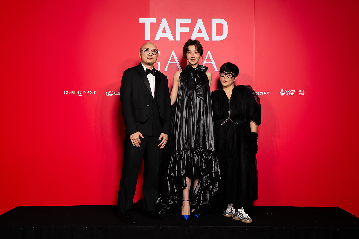 2025 TAFAD GALA 理事長竇騰璜DOUCHANGLEE(左起)與蔡淑臻與設計師張李玉菁。
