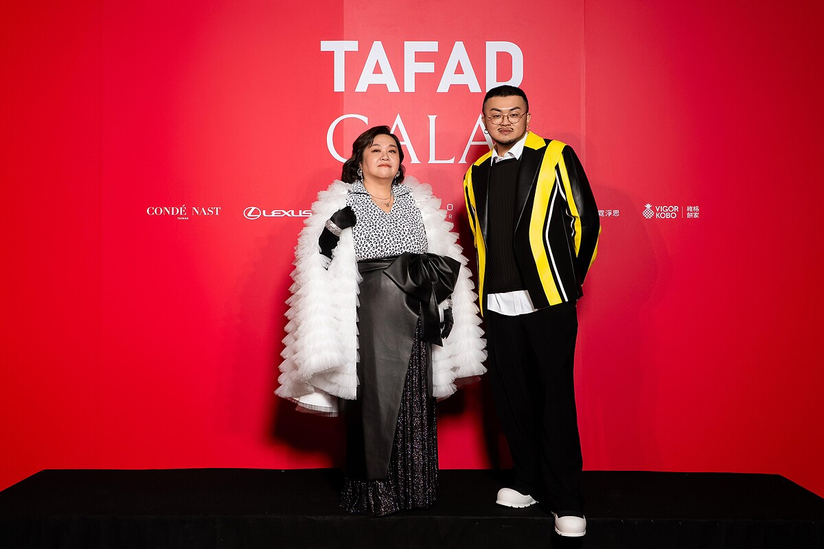 台灣女星鍾欣凌（左）與設計師簡國彥BOB JIAN於活動合影。