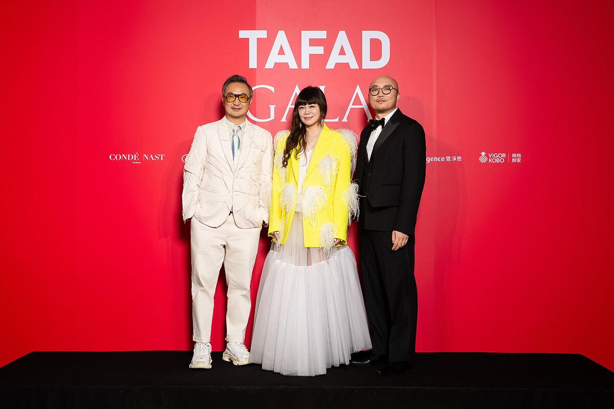 康泰納仕樺舍集團董事總經理劉震紳（左起）與發起人暨執行長溫筱鴻與協會理事長竇騰璜老師。