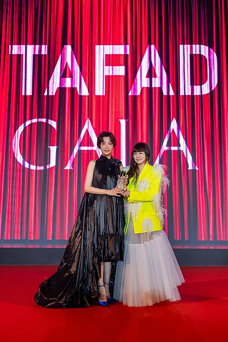 金鐘視后蔡淑臻出席 2025 TAFAD GALA, 代時尚教母陳婉若領取傑出時尚貢獻獎,與TAFAD GALA發起人暨TAFAD執行長溫筱鴻合影留念。
