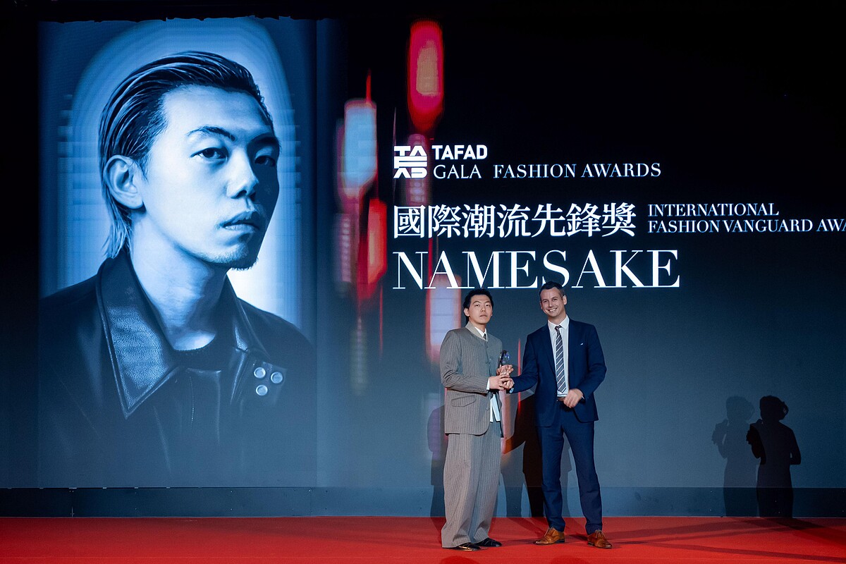 街潮時尚代表品牌NAMESAKE榮獲2025 TAFAD GALA FASHION AWARD國際潮流先鋒獎肯定,由創意總監Steve代表領獎。