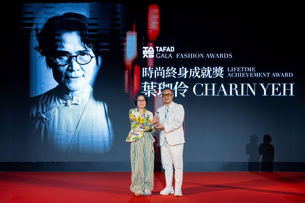 CHARIN YEH設計師葉珈伶獲頒2025 TAFAD GALA FASHION AWARD 時尚終身成就獎,獲獎者設計師葉珈伶、頒獎人康泰納仕台灣董事總經理CM劉震紳。