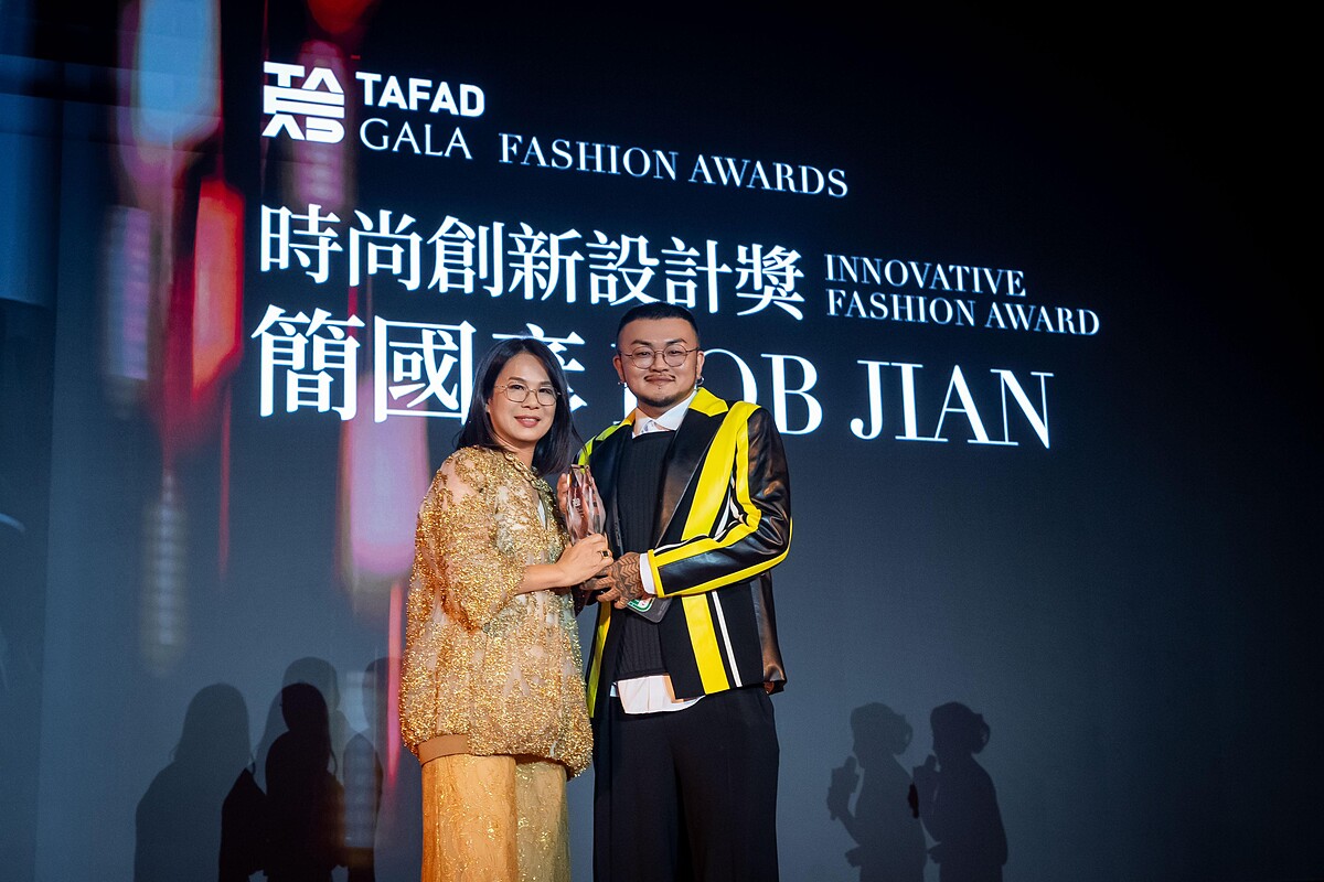 時尚設計師簡國彥BOB JIAN榮獲 2025 TAFAD FASHION AWARD「時尚創新設計獎」肯定,與頒獎人蔡麗玉設計師合影留念。