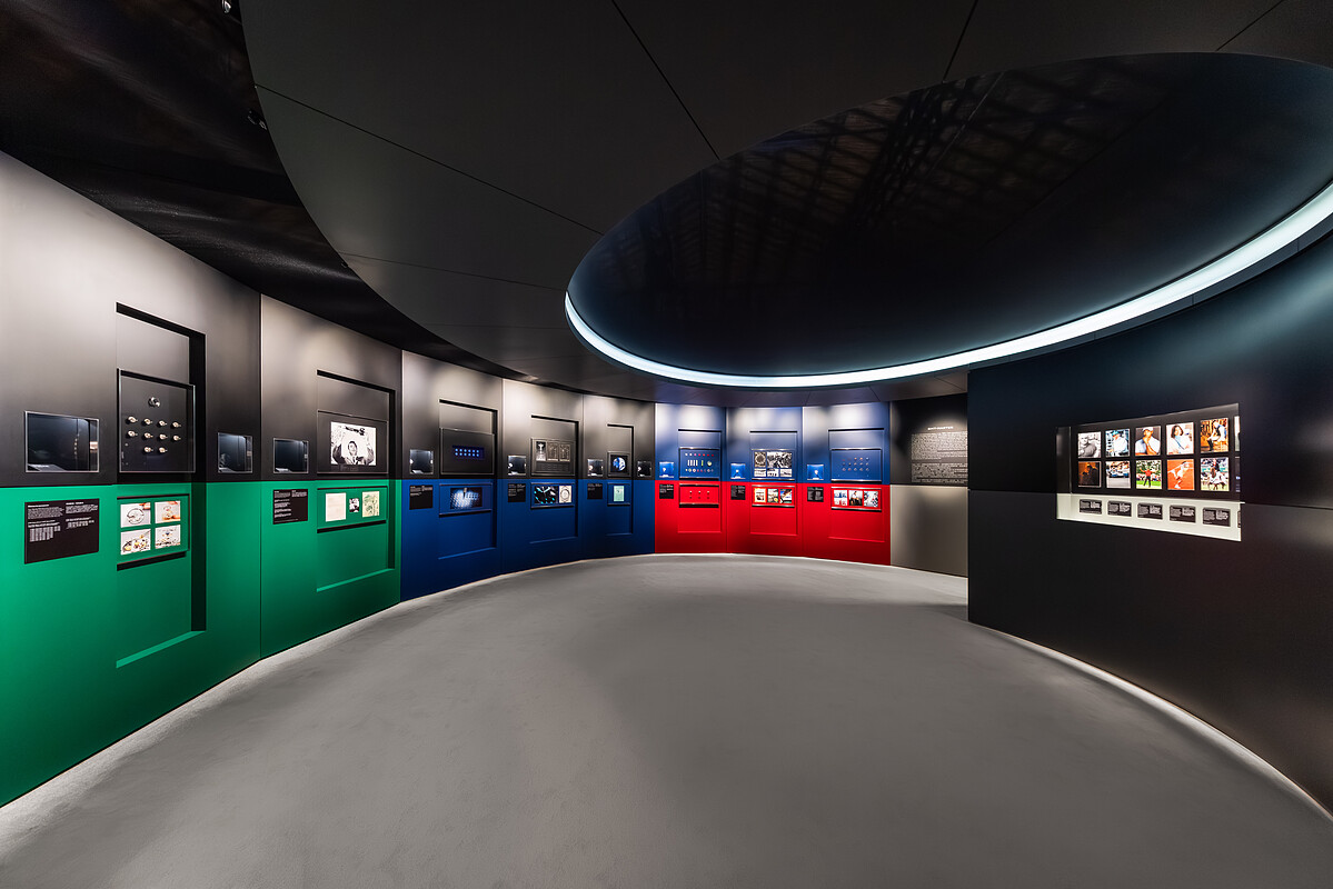 勞力士 GMT-Master「穿越時區」展覽「Time Zone to Time Zone」主展區，呈現 GMT-Master 系列的設計演進與代表性元素。