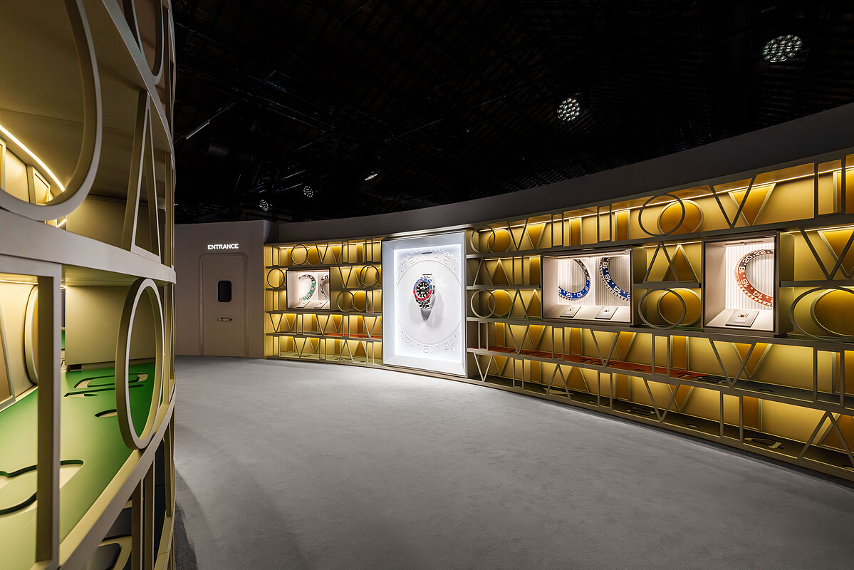 勞力士 GMT-Master「穿越時區」展覽展區之一，透過展示空間設計，呈現 GMT-Master II 現行錶款及其設計細節。