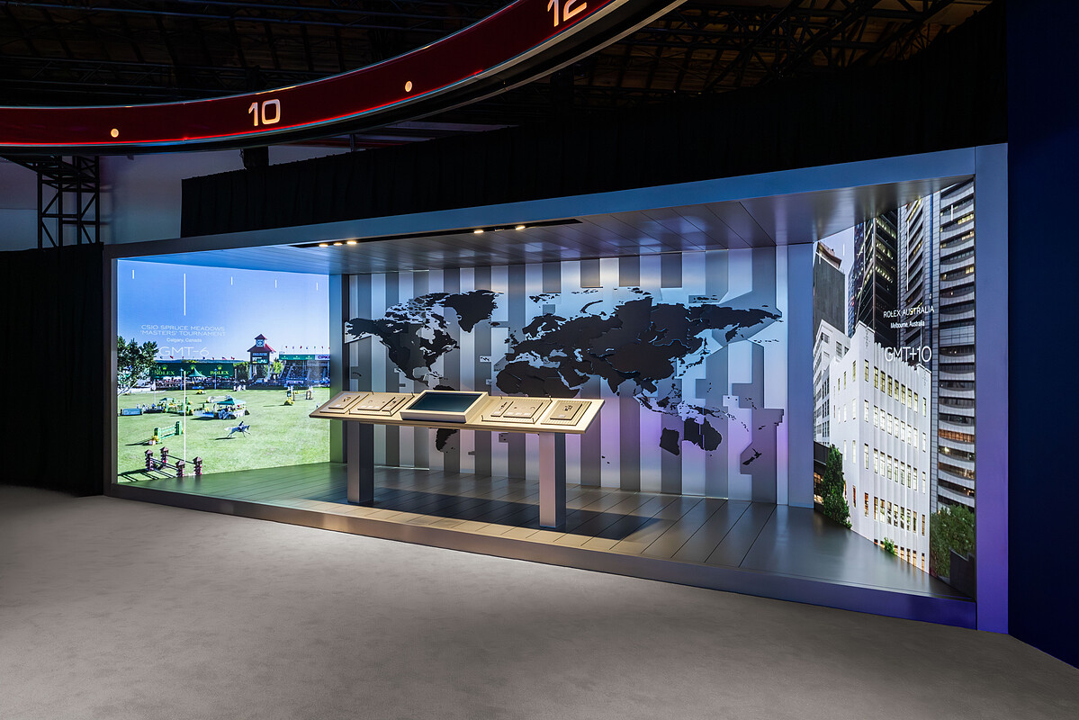 勞力士於不同時區所支持的全球活動，並展示 GMT-Master II 腕錶，透過雙色外圈設計，呼應跨越時區的實用需求。