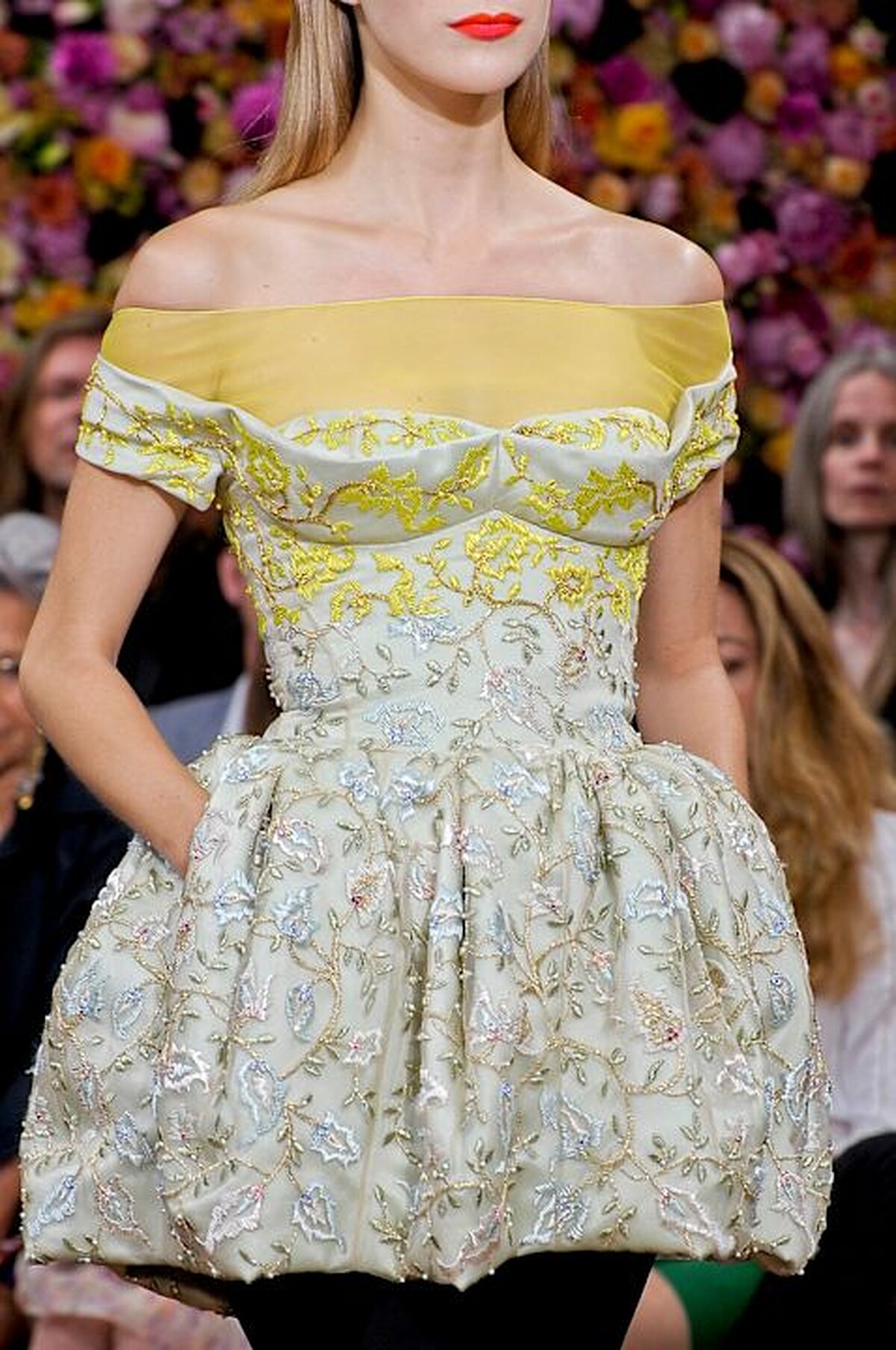 2012年，Raf Simons接掌傳奇時裝屋Dior，已成為左右手的Pieter Mulier再度相助師傅，擔綱高訂、高級成衣暨配件設計總監。