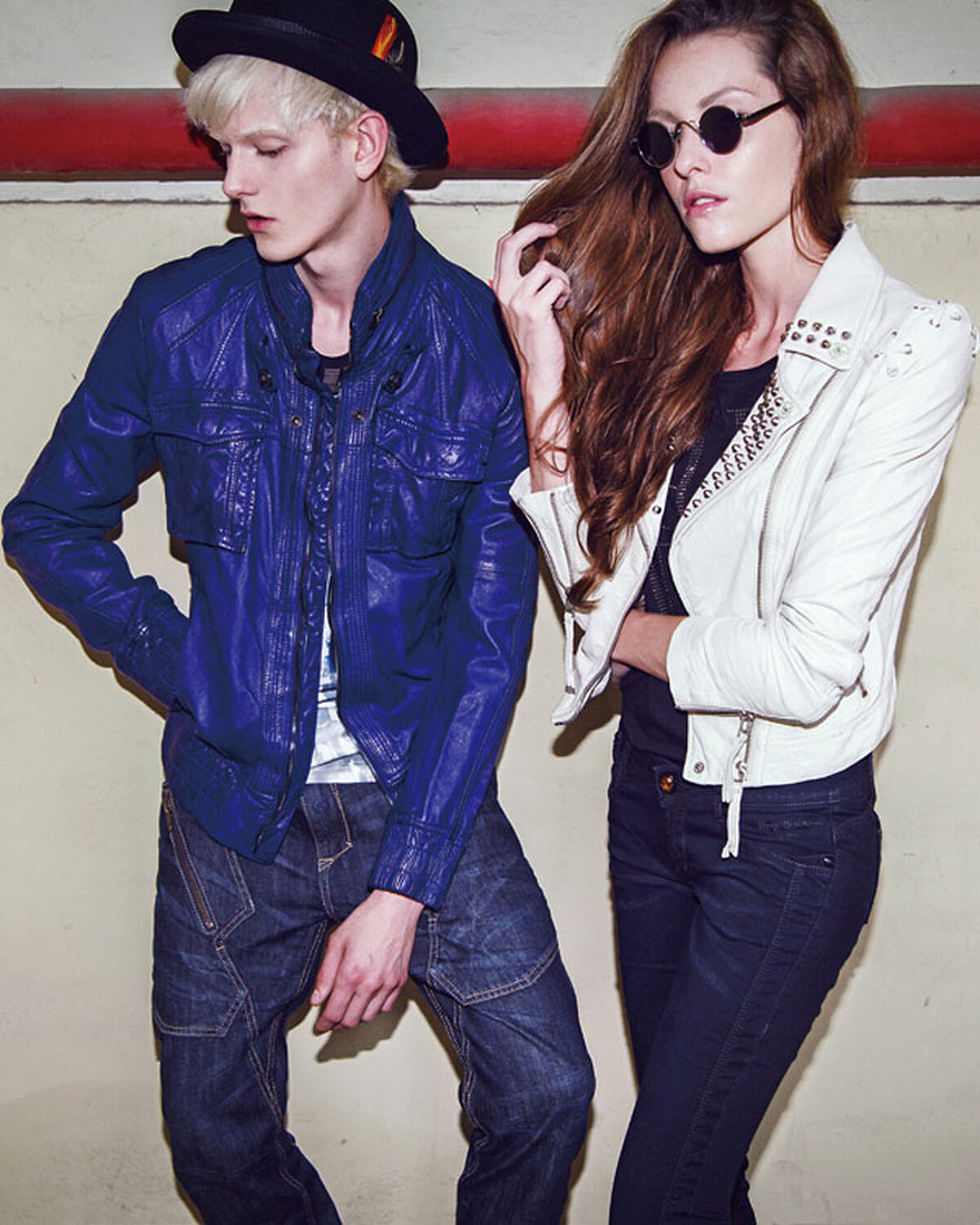 男TOUGH Jeansmith寶藍色皮衣、女TOUGH Jeansmith 白色鉚釘皮衣