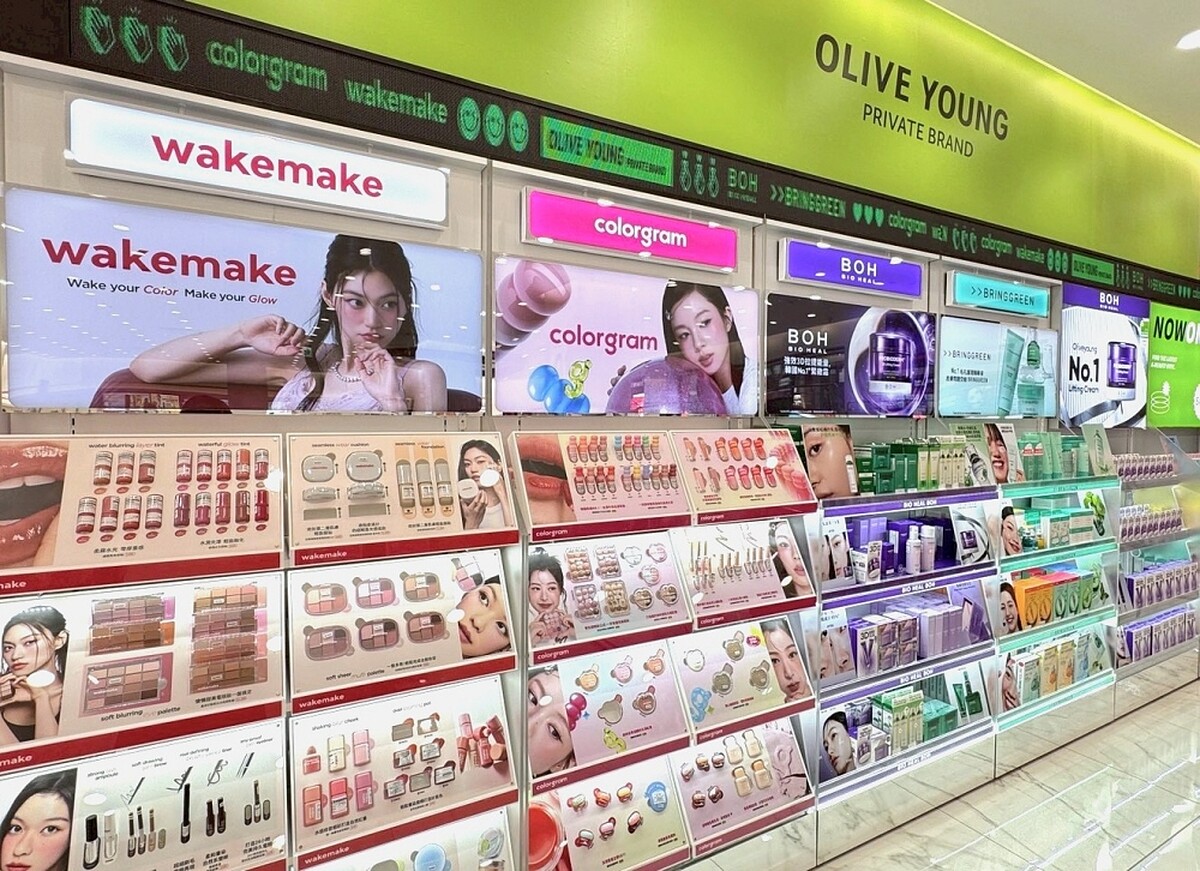 康是美東興門市Olive Young專區。