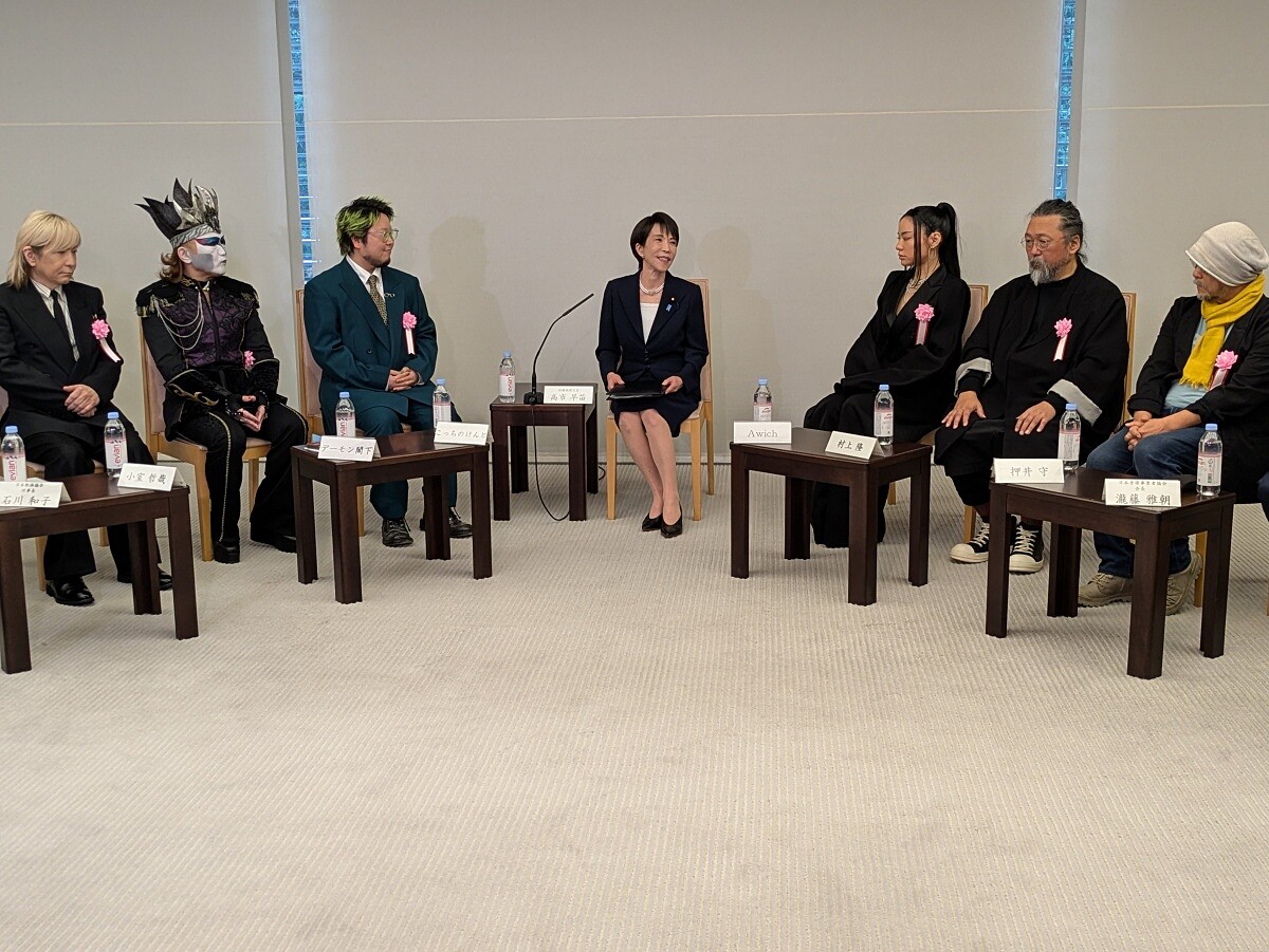 日本首相 高市早苗 邀集多位重量級人物到官邸開會，商討振興J-Pop以及日本流行文化產業，小室哲哉應邀出席。