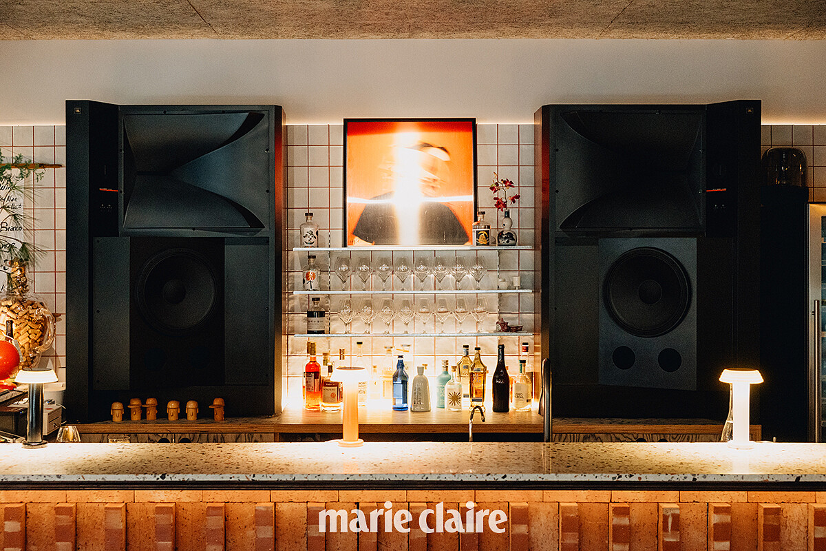 JBL Everest DD55000 是很傳統的古典喇叭，中高音很溫柔，低音卻很渾厚，因此相當適合爵士、House、Ambient music。