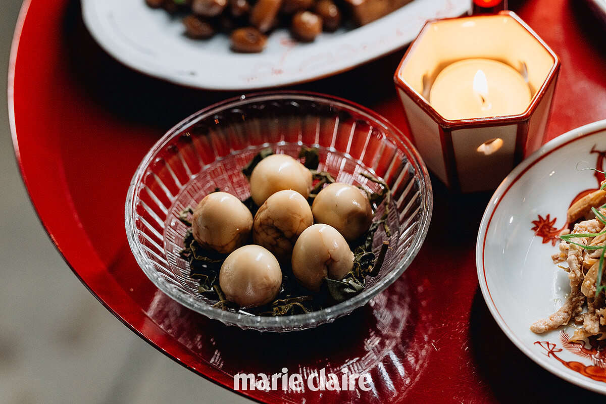 取用鵪鶉蛋滷製，茶香與醬香交織，鹹香入味，口感細緻。