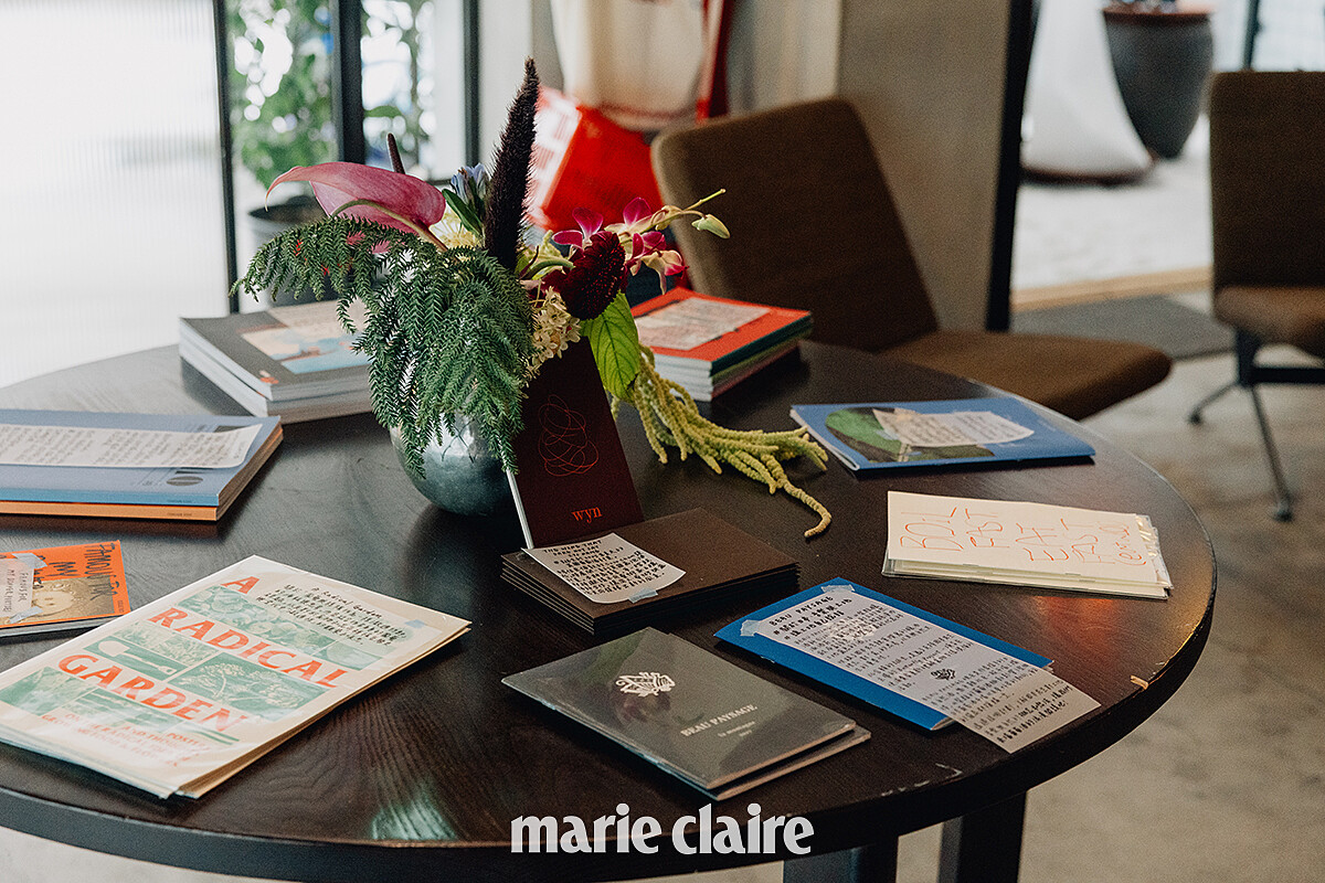 保留了一塊小曼最愛的選書部分，包括獨立小誌、食譜、攝影，全都與飲食息息相關。