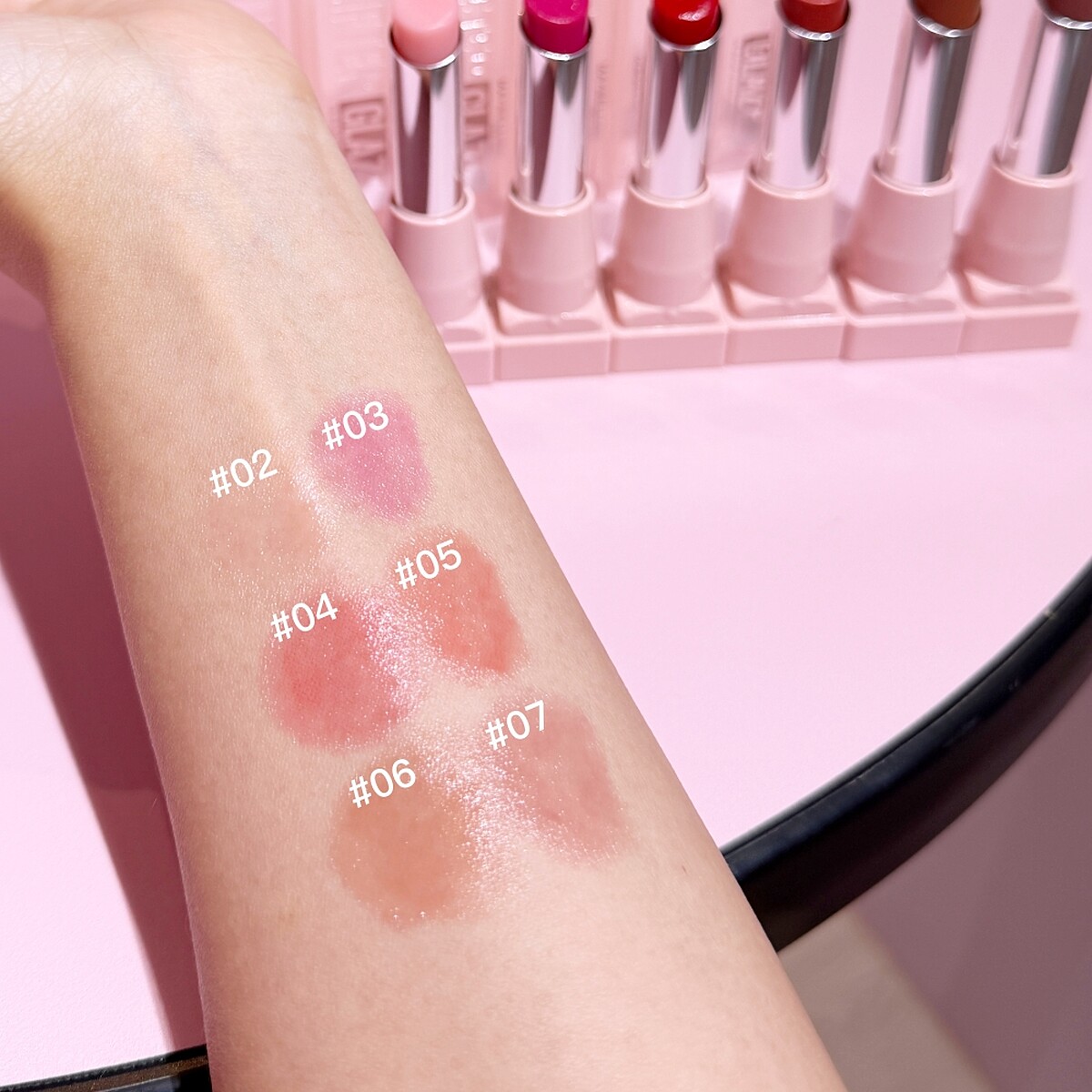 媚比琳「嘟嘟小粉管」水嘟嘟蜜光潤唇膏6色手部試色一次看。