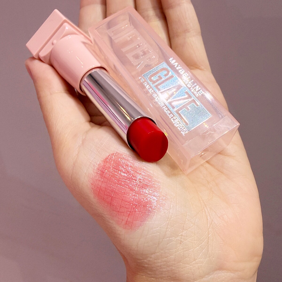 媚比琳「嘟嘟小粉管」水嘟嘟蜜光潤唇膏主打色#04手部試色。