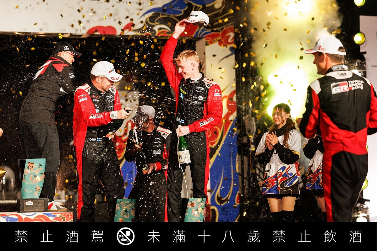 冠軍車手上噴灑的就是「蓬萊泉純米大吟釀氣泡清酒」。