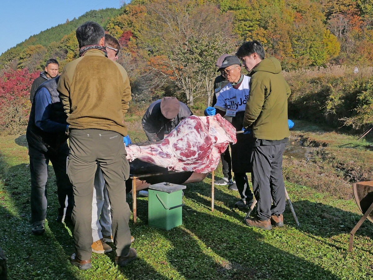 整支烤牛腿是使用當地飼育的「段戶牛」。
