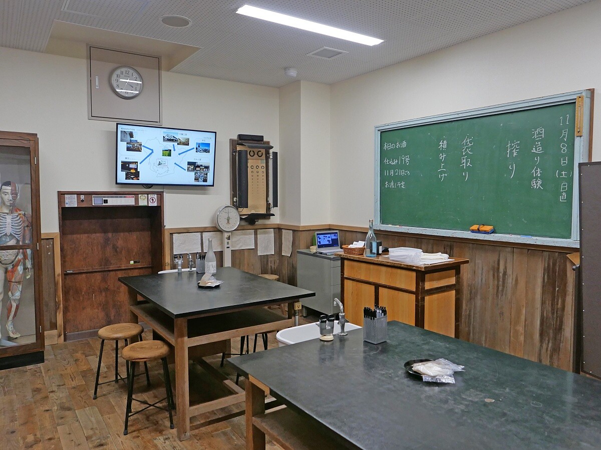 「Houraisen Sake Lab」以廢校的桌椅打造空間。