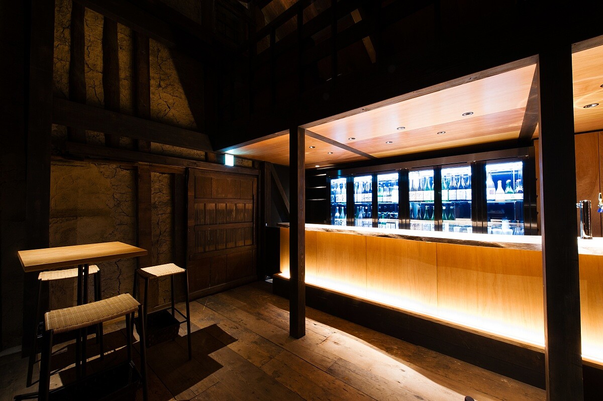 「SAKE BAR 圓谷」是以百年米倉建築作為空間。