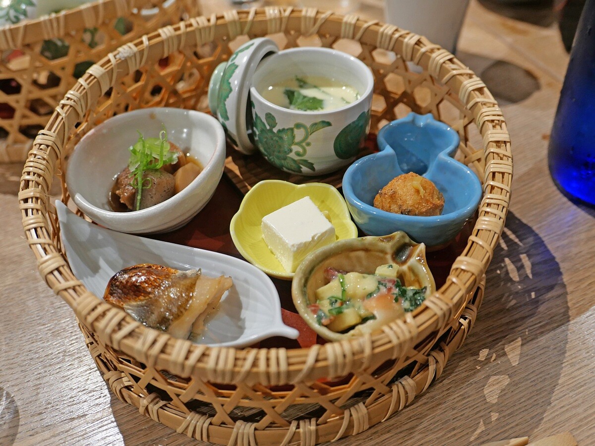 「SAKE BAR 圓谷」的菜色都是為了搭配蓬萊泉酒款。