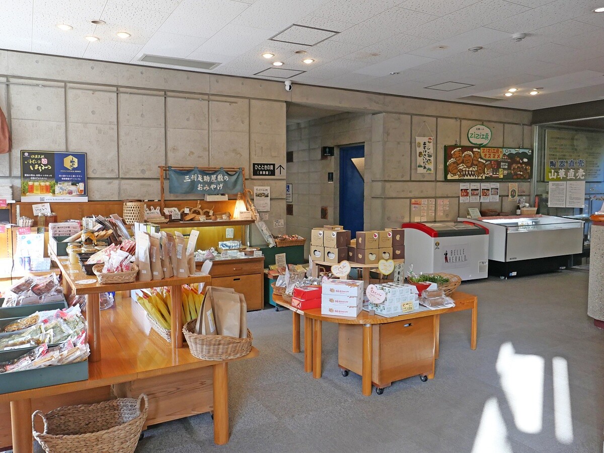 大廳旁有當地物產，品項相當豐富。