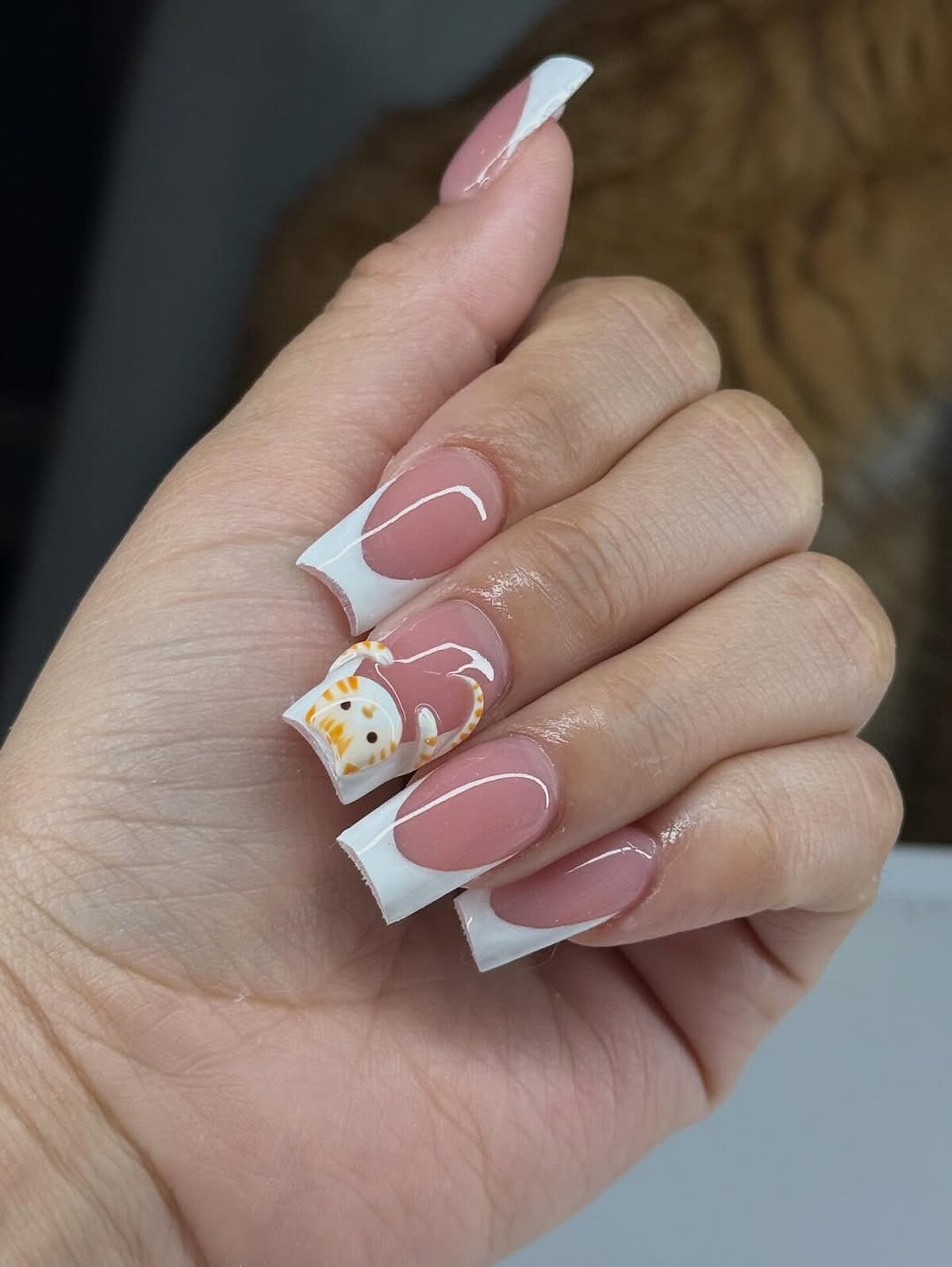 法式 &times; 貓咪元素美甲範本(Photo/IG@angelesacrylics)。