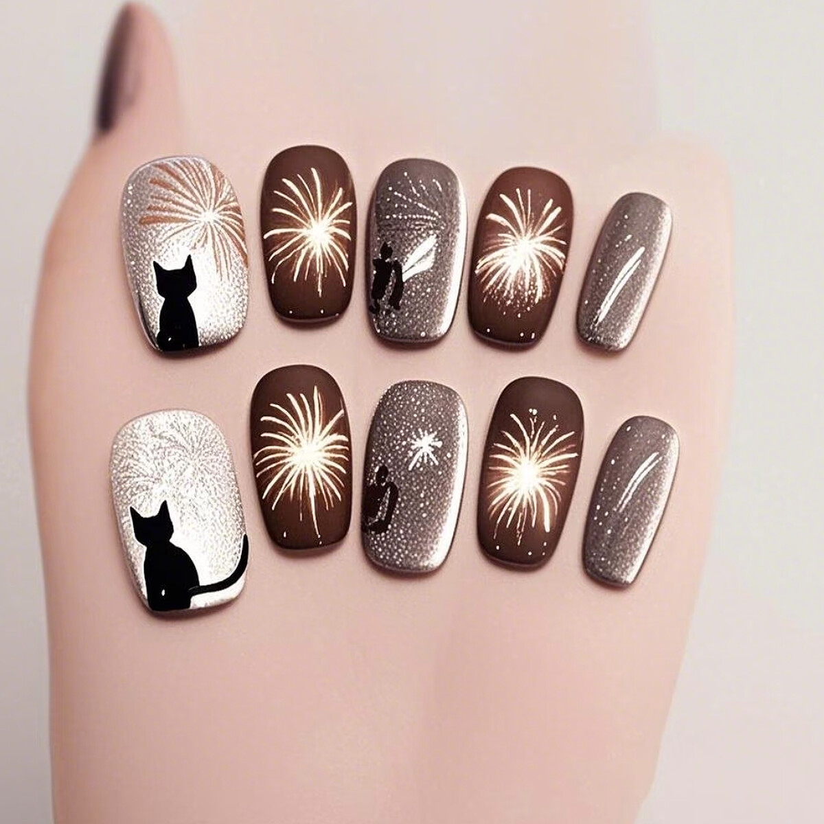 節慶貓咪美甲範本(Photo/小紅書@怡嫒红)。