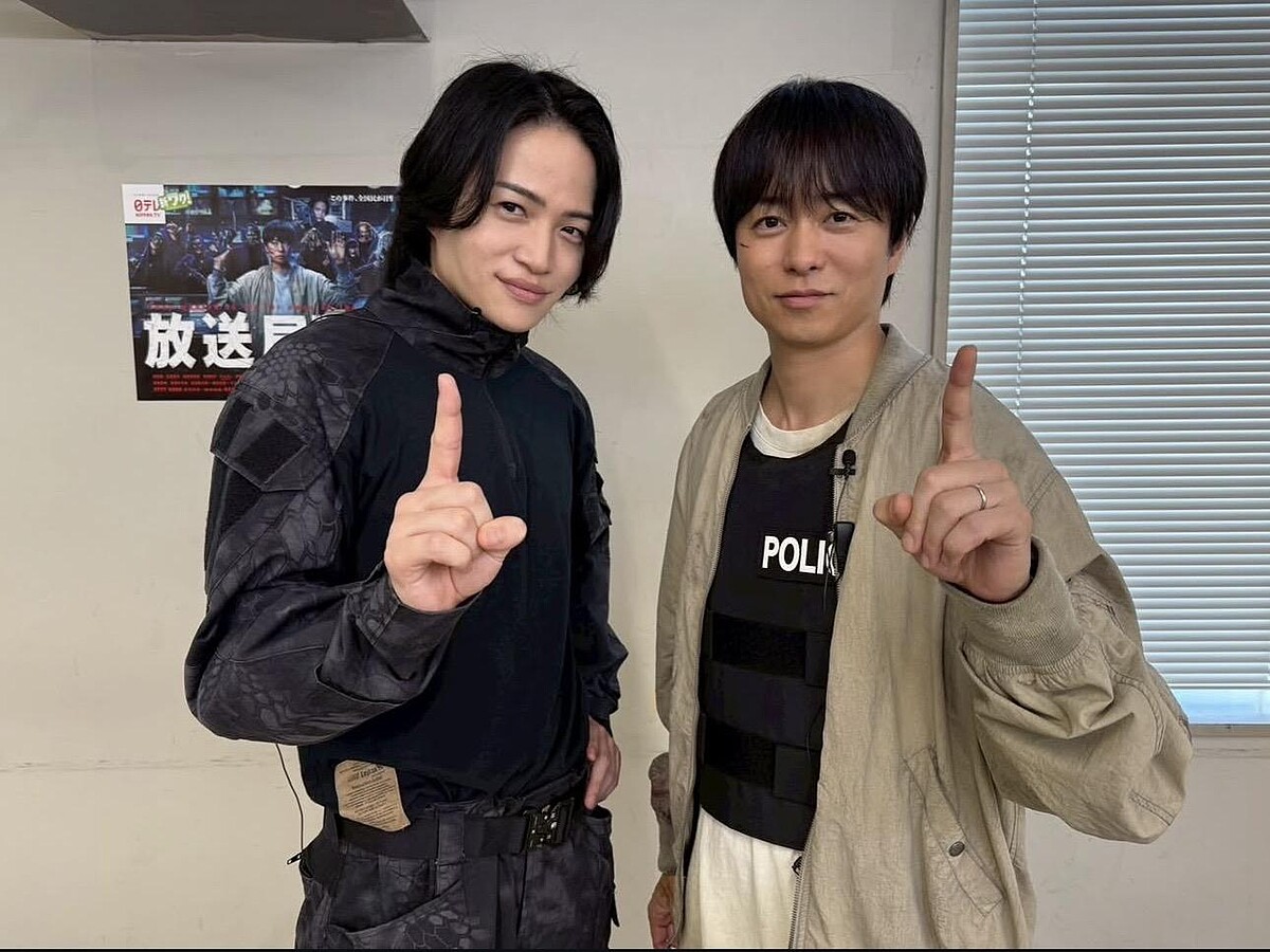 菊池風磨(左)視櫻井翔為偶像,兩人同為慶應大學學生。