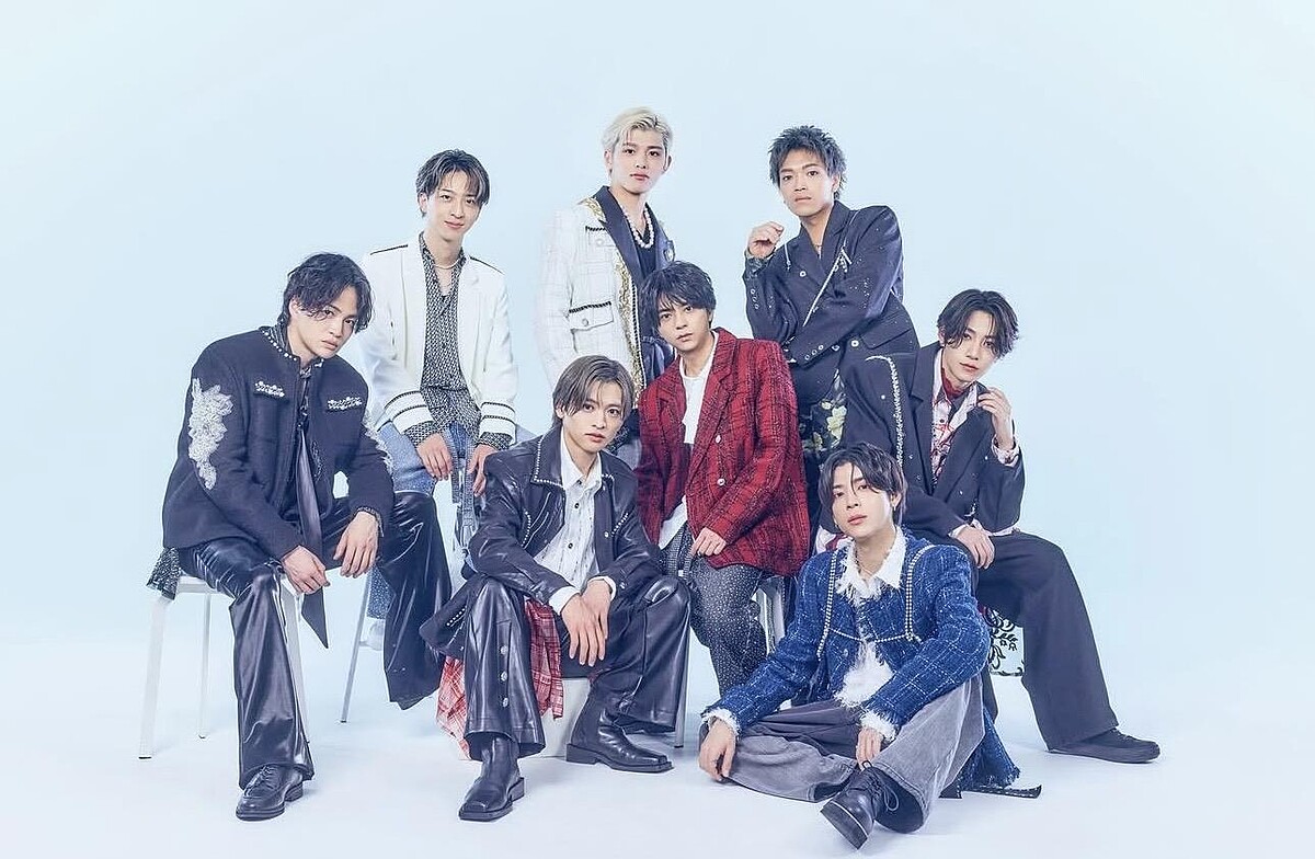 菊池風磨(左起)、寺西拓人、豬俁周杜、篠塚大輝、佐藤勝利、原嘉孝、松島聰及橋本將生八人,今年以新體制timelesz在日本演藝圈掀起炫風。