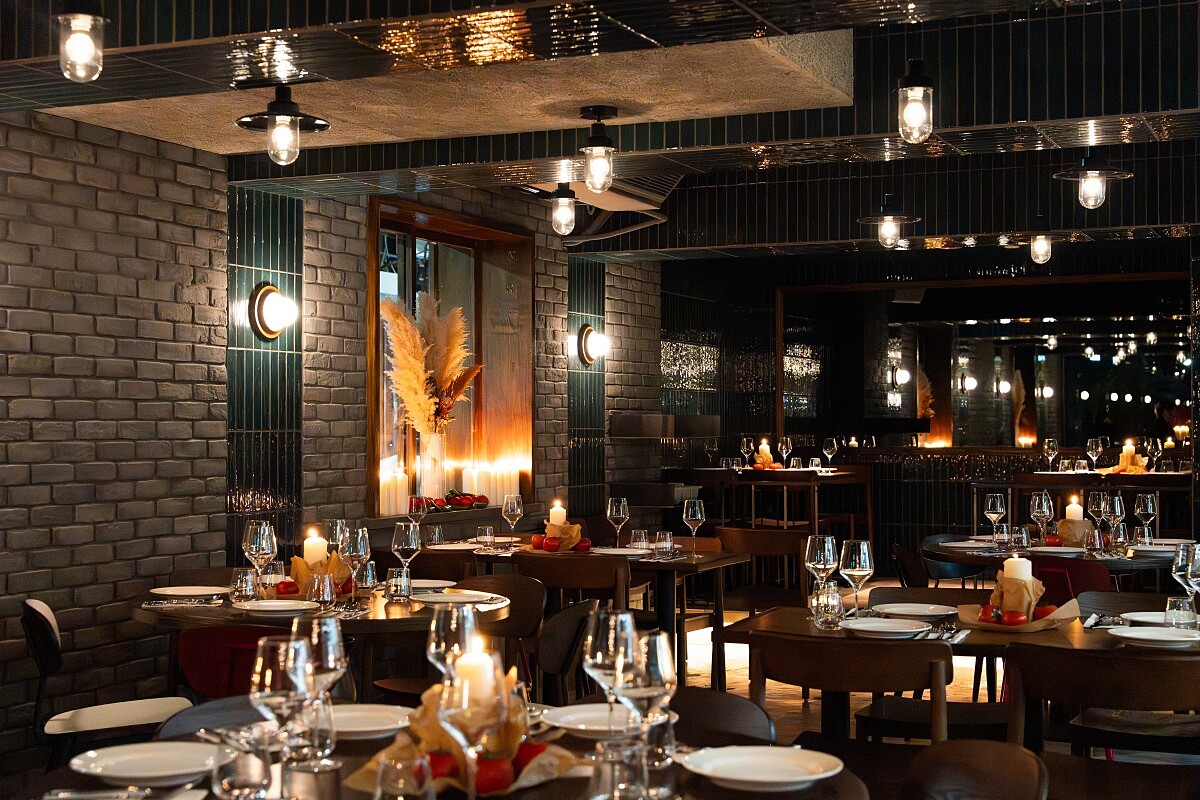 「Miznon」在不同城市會保留相同的空間基礎，但不複製場景。