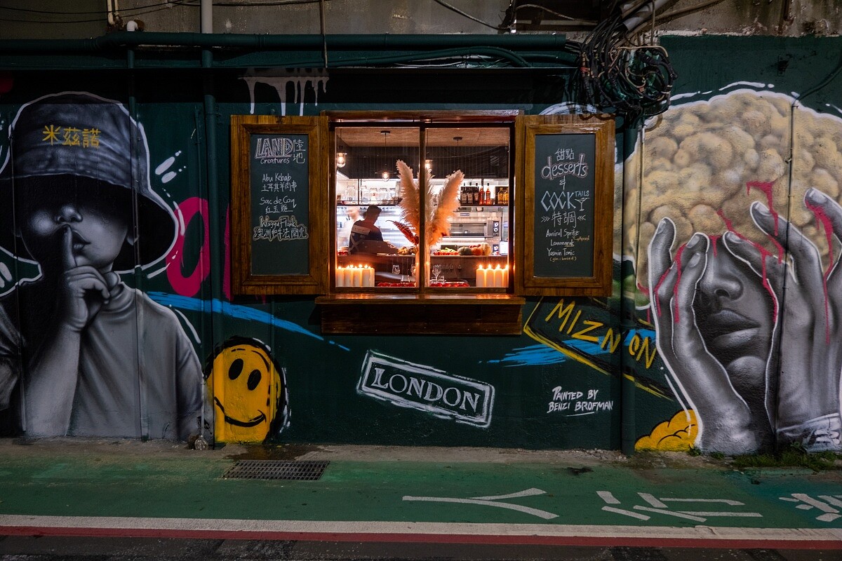 臺北首店選擇以街頭感的壁畫作為外觀。