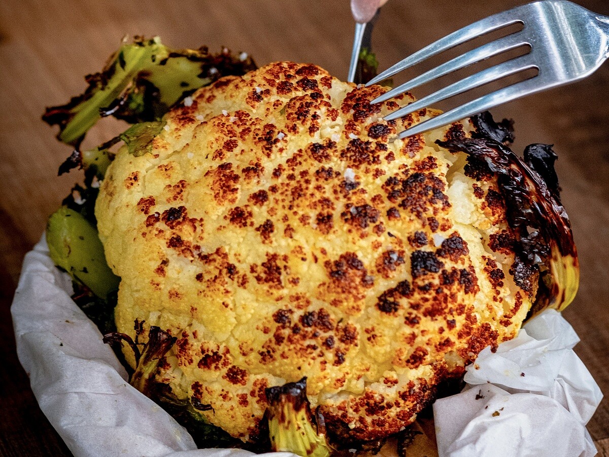 這裡完全沒有複雜的低溫烹調或過度塑形的盤飾，例如招牌的「烤白花椰菜」。