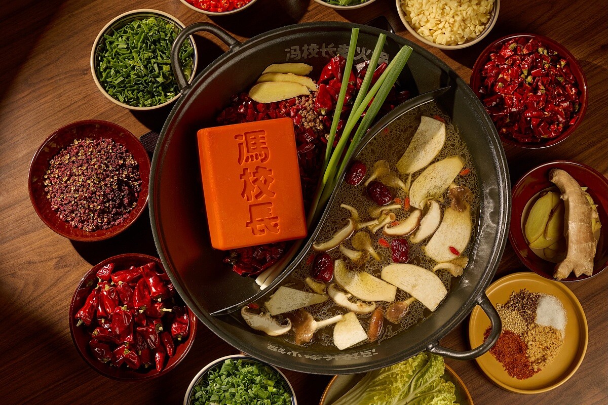 臺灣首店每週不惜重本空運靈魂紅油底料，力求風味零時差。