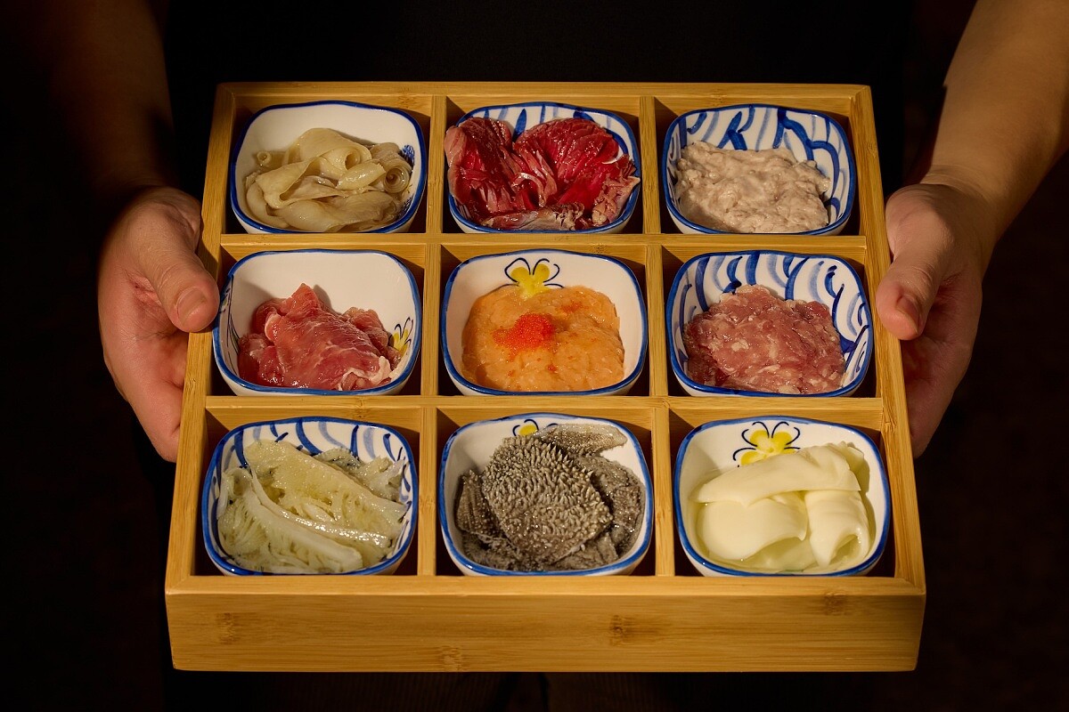 九宮格，內含小份手工荸薺肉丸、手工蝦滑、魚籽豆花、脆管、鴨腸、毛肚、白千層、嫩豬肉、菊花郡肝各1份，餐點內容依食材時令狀況為主。