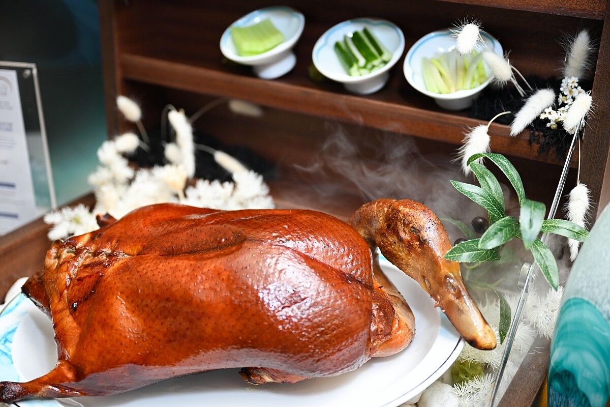 招牌片皮鴨以木盒為載體,宛如珠寶和一般的呈現。