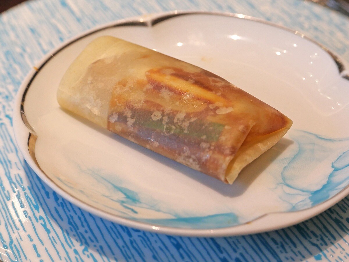 包裹著的除了小黃瓜、蔥絲、醬料,還加入哈密瓜,讓整體吃來相當有新意。