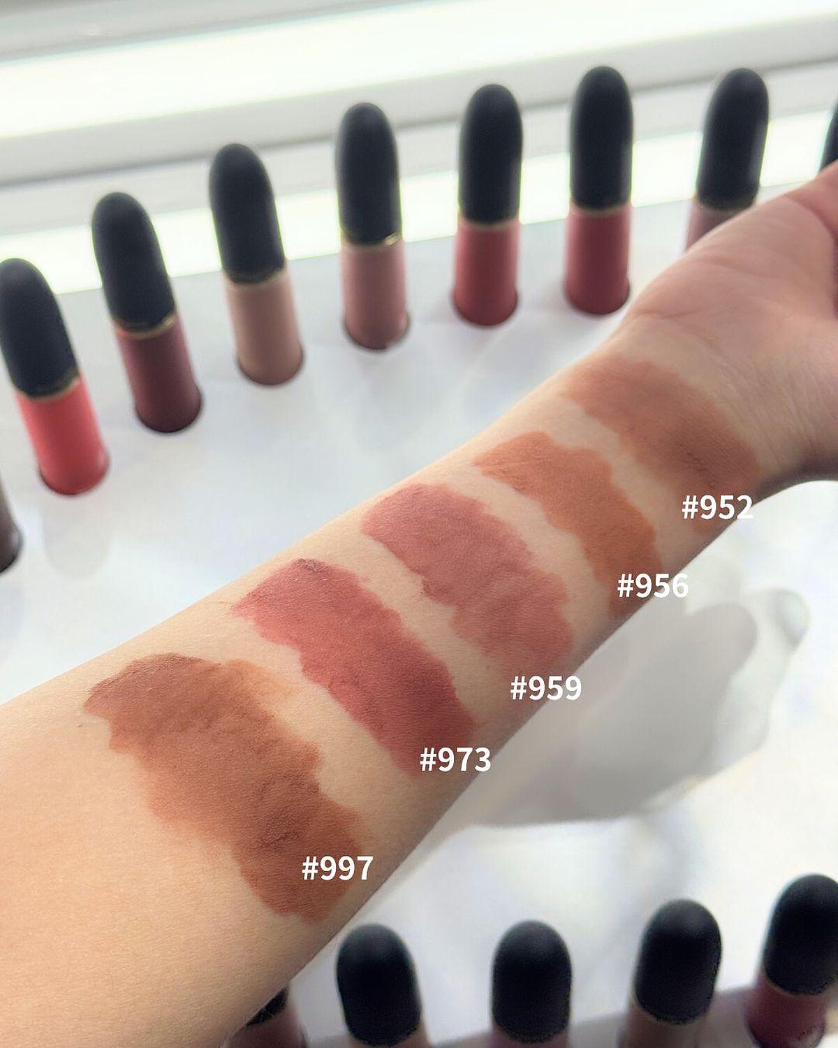 M&middot;A&middot;C輕親雲霧唇頰慕斯主打色手部試色。