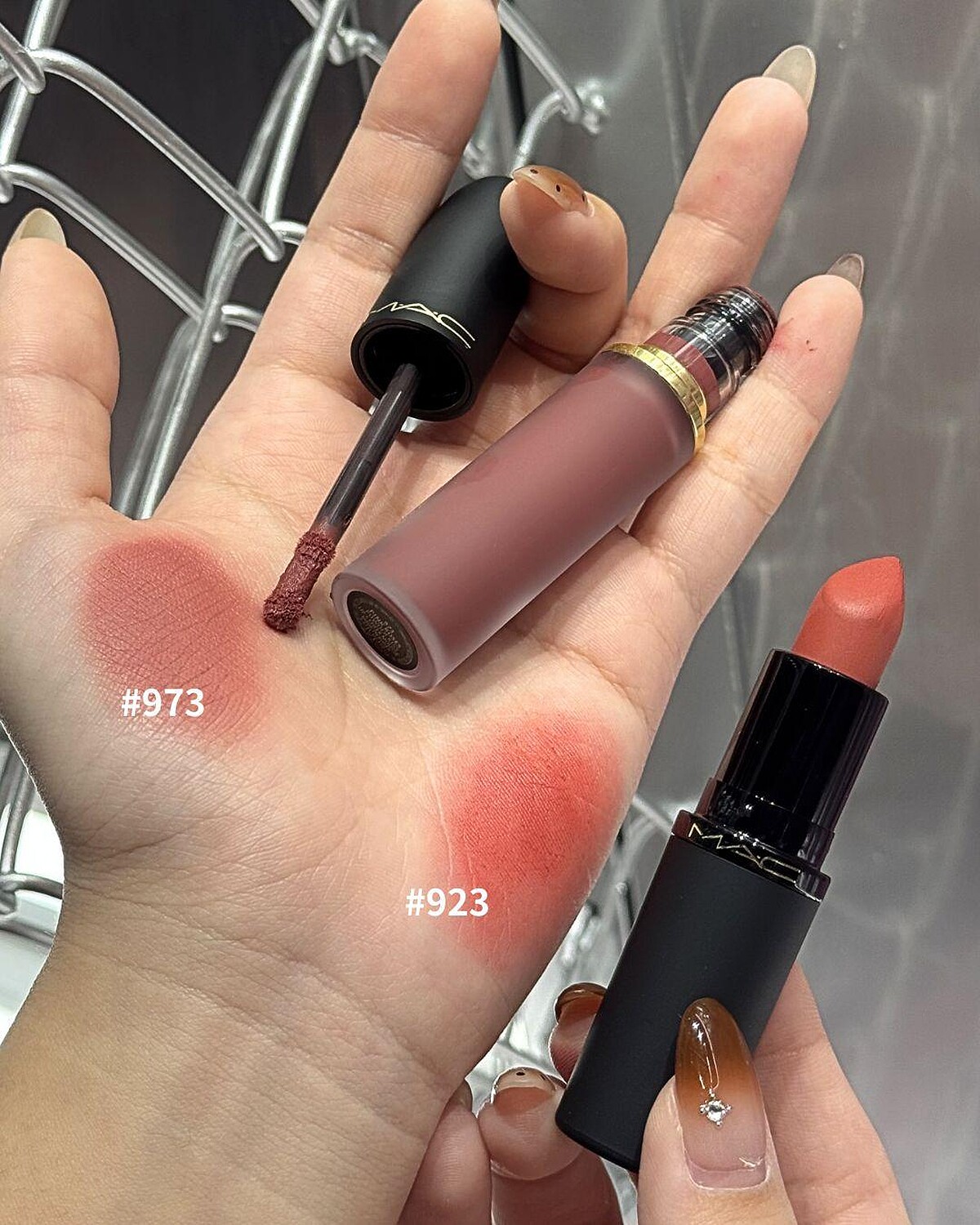 M&middot;A&middot;C輕親雲霧唇頰慕斯#973、輕親雲霧保濕唇膏#923 Stay Curious手部試色。