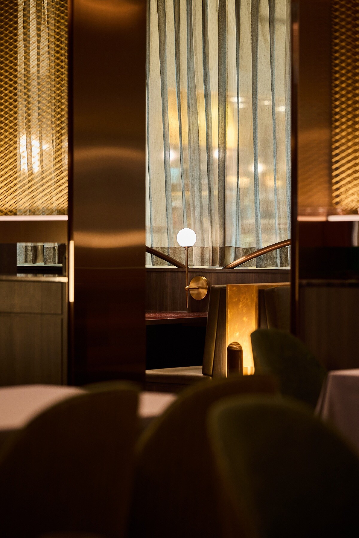 餐廳名稱「Th&eacute;orie Theory」把法文和英文放在一起。