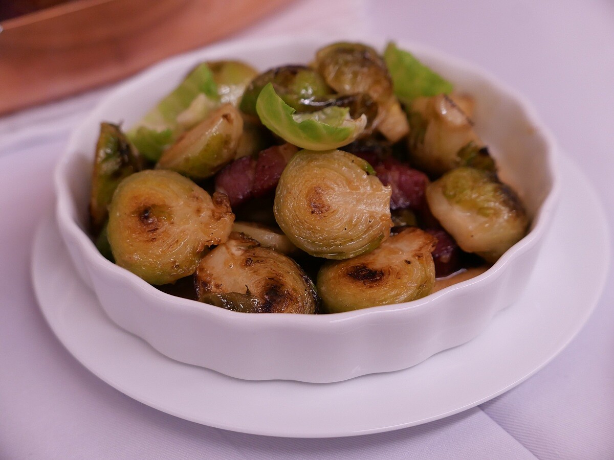 餐廳維權單點模式，「培根孢子甘藍」是相當受歡迎的配菜。