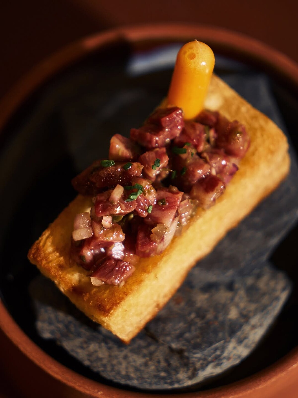 Fine Pot的前菜為生牛肉塔塔，搭配特製蛋黃醬與酥脆吐司，清爽又有層次（圖片來源／Fine Pot IG）