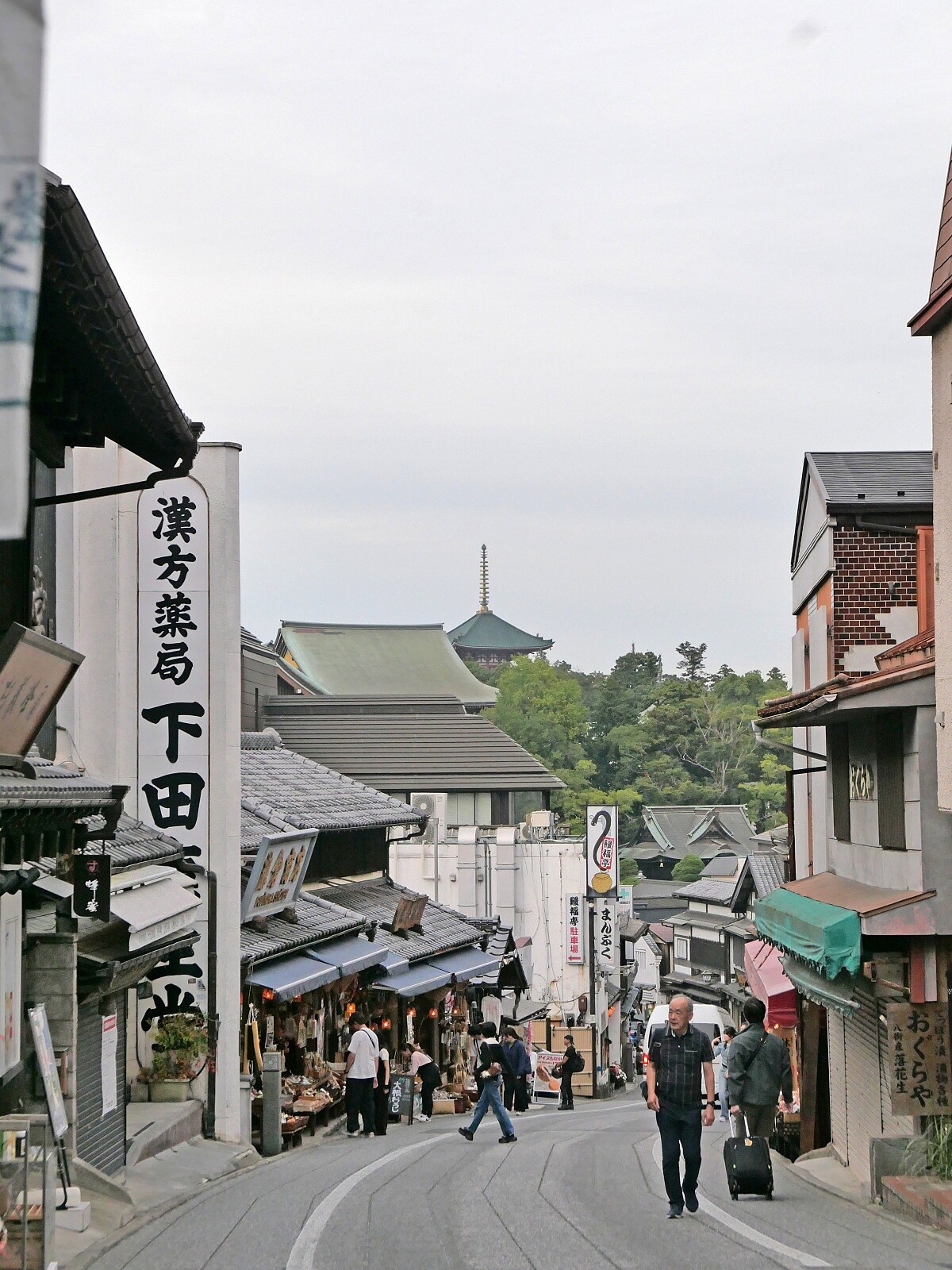 「成田山表參道」新舊建築交錯。