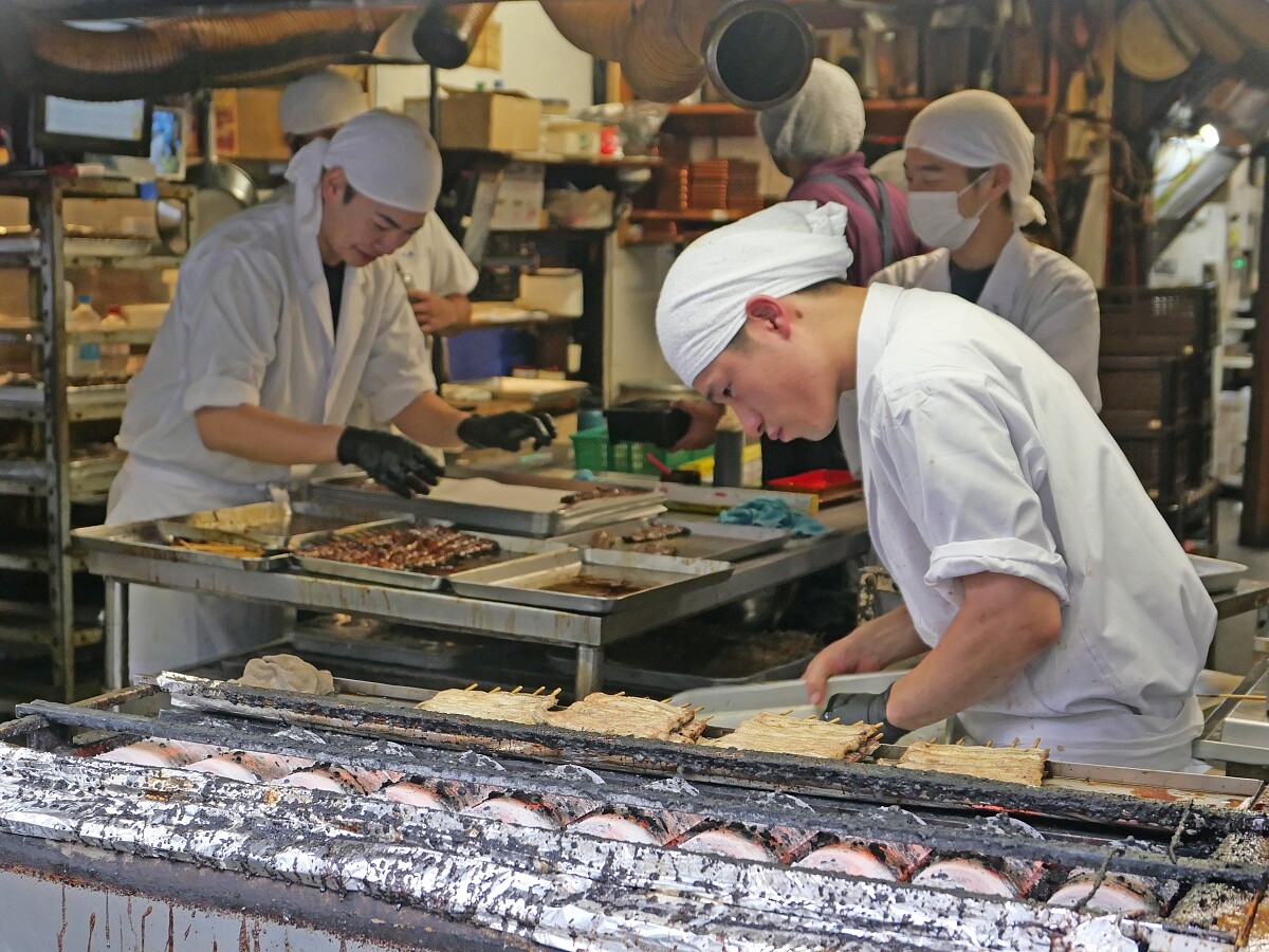 名物為「鰻魚飯」，表參道有多間主打「鰻魚飯」的餐廳。