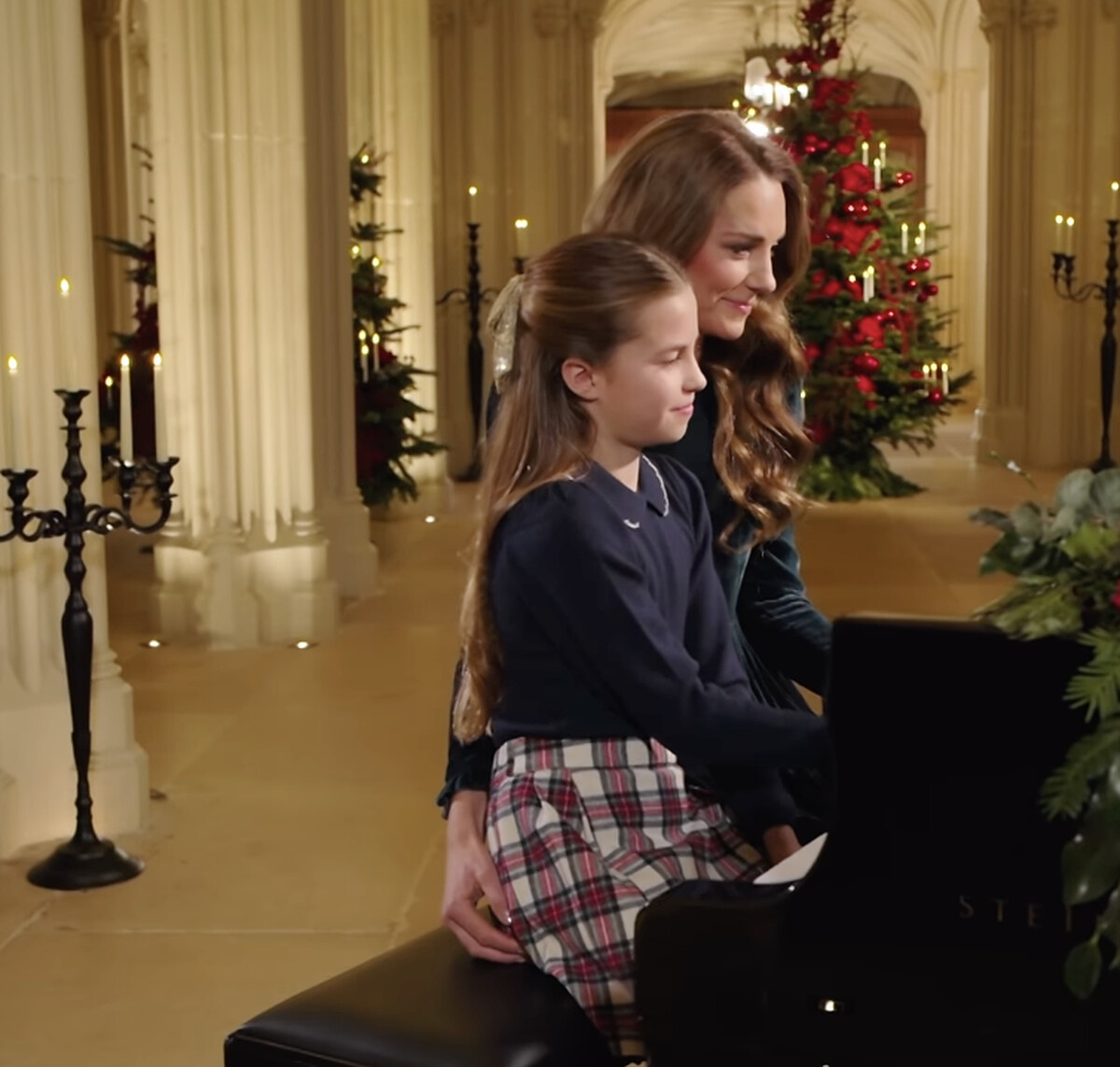 凱特王妃攜手10歲夏綠蒂公主合體，雙手聯彈平安夜報佳音。