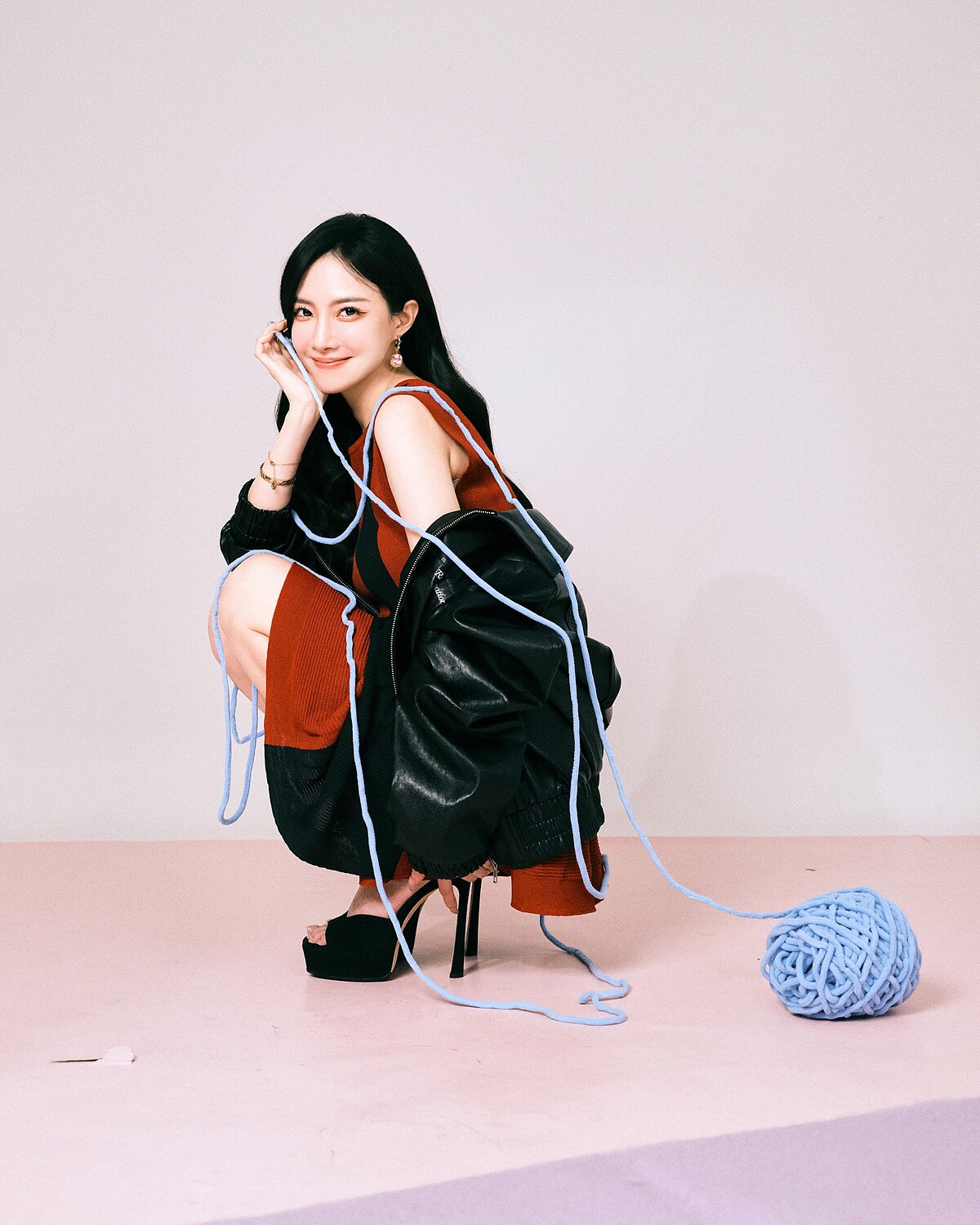 紅色針織短洋裝，CFCL by Club 21、皮衣外套，Rest And Recreation by Club21、水鑽高跟鞋，Jimmy Choo。