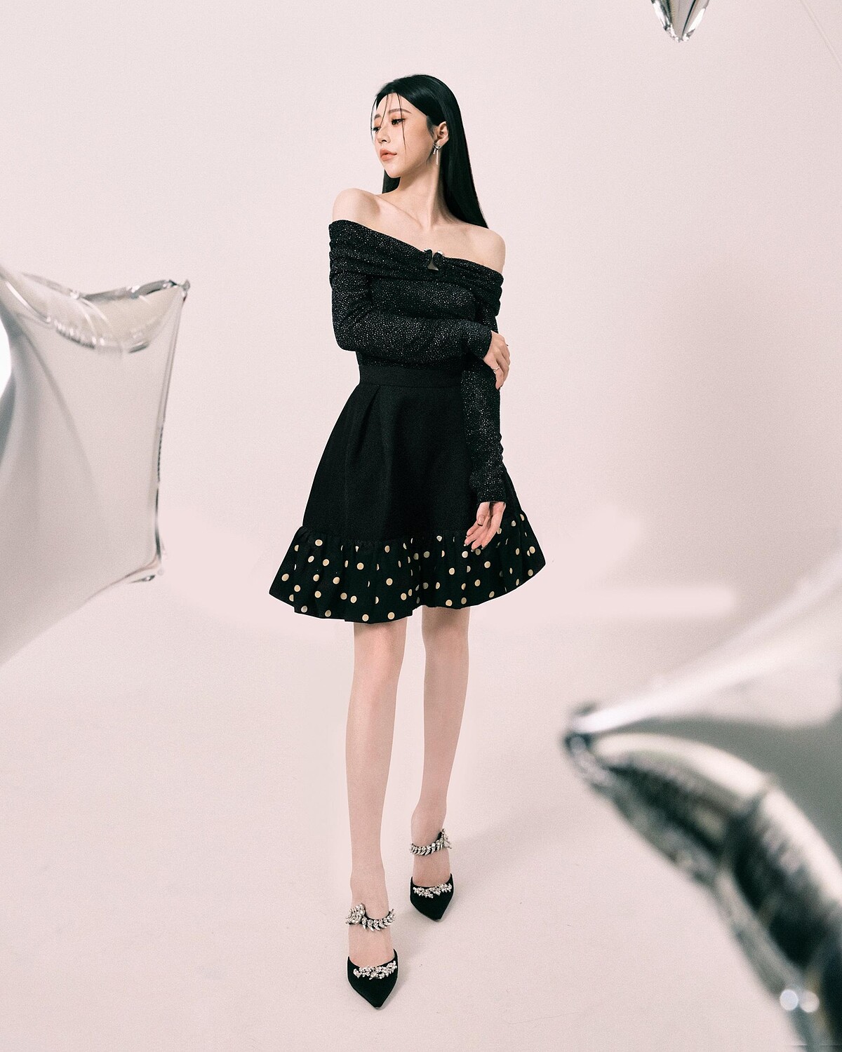 銀蔥平口上衣，ba&sh 、圓點半身裙，Moschino。