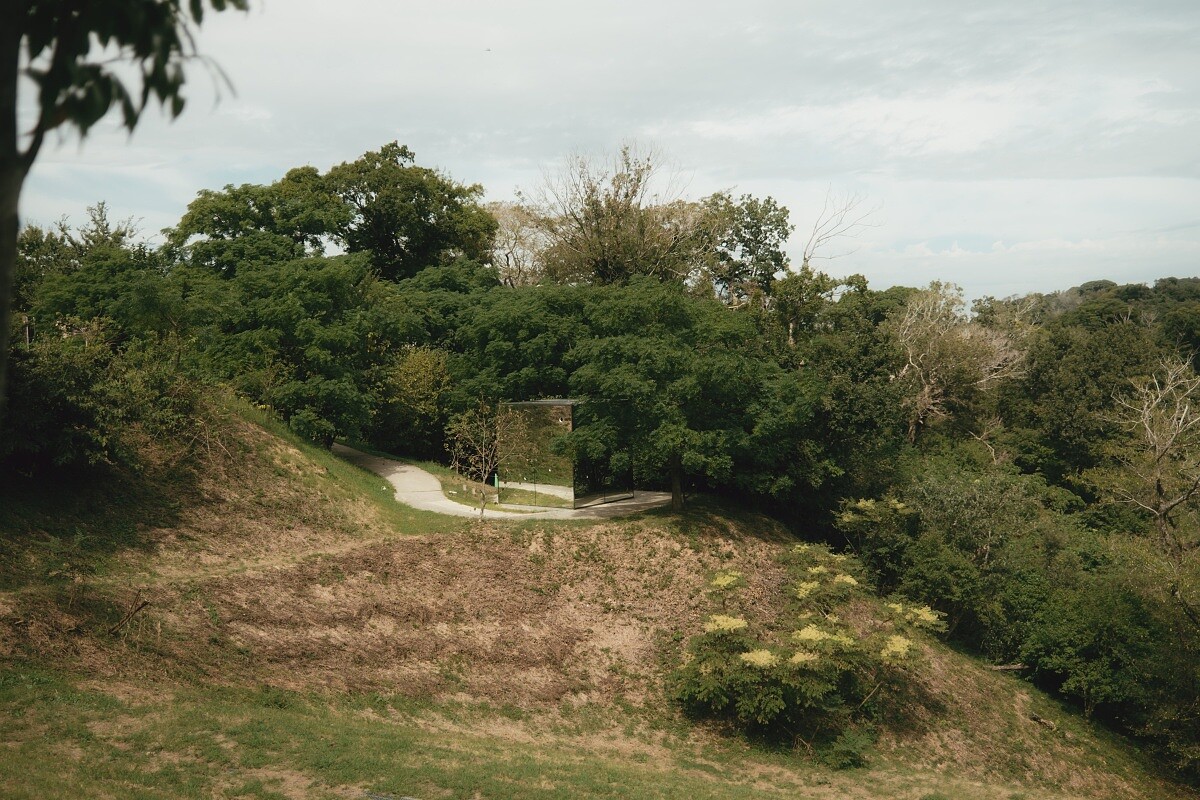 《無限の鏡の間&mdash;心の中の幻》。